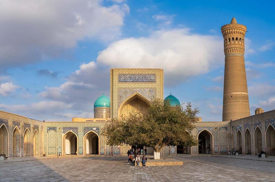 A Group Walking Tour Of Old Town - Trading Domes, carpets, and Uzbek textiles