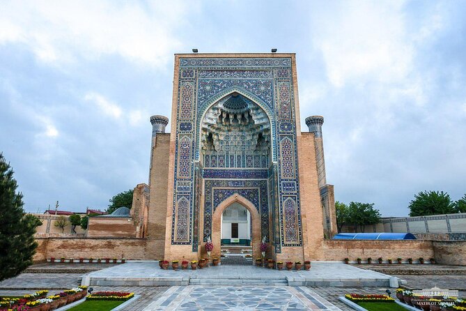 Samarkand All Inclusive Day Tour from Tashkent - Bibi Khanym shows ambition on a massive scale